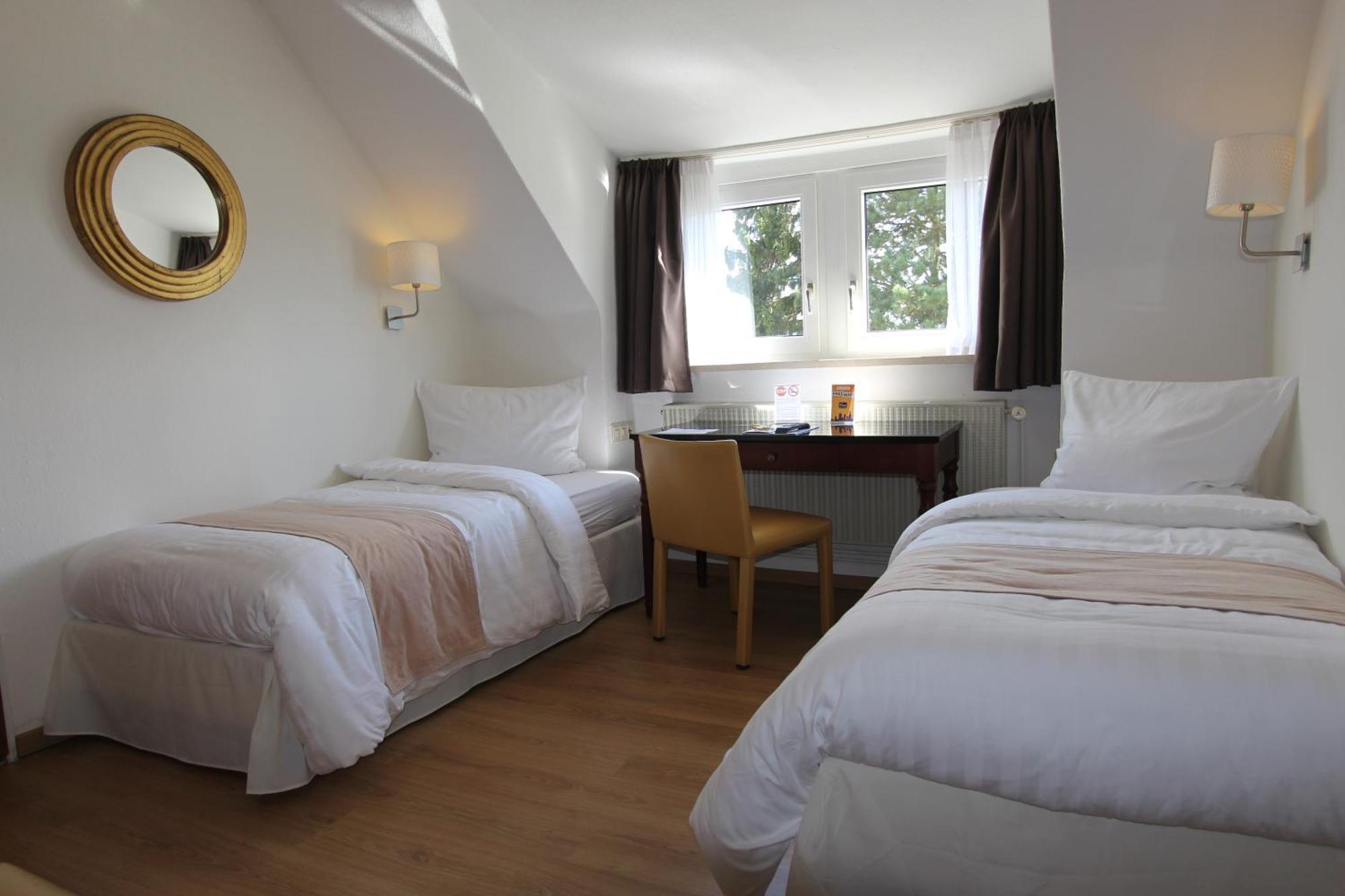 Boutique Hotel Restaurant Hollerather Hof Хелентал Стая снимка
