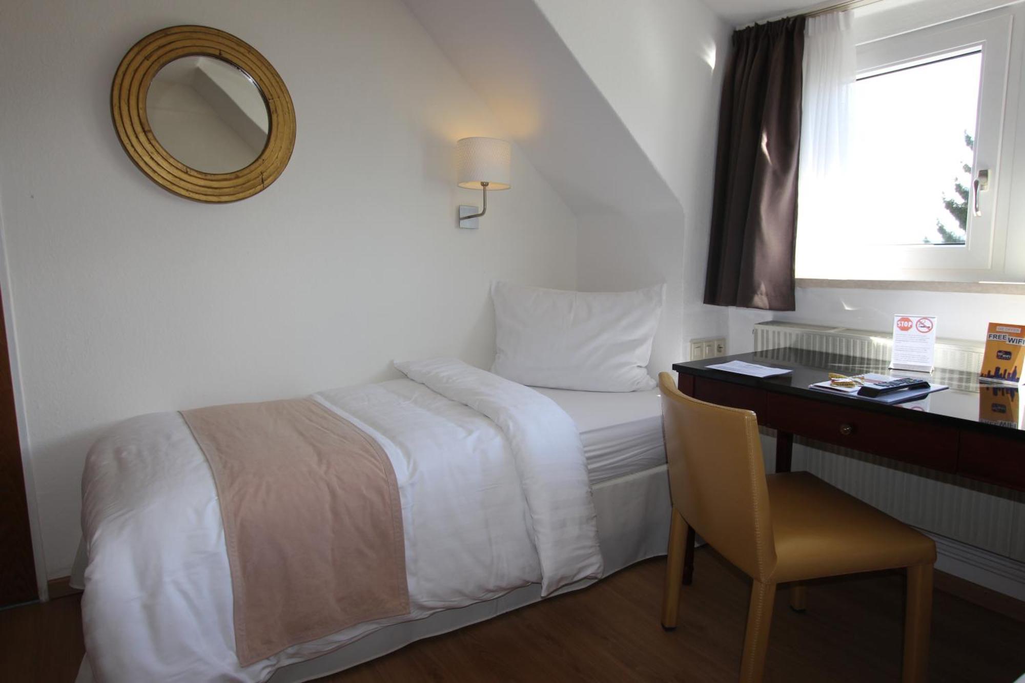 Boutique Hotel Restaurant Hollerather Hof Хелентал Стая снимка